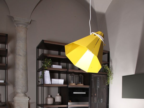 Ennagona lampadario in acciacio e colore. colore giallo. design by officinanove